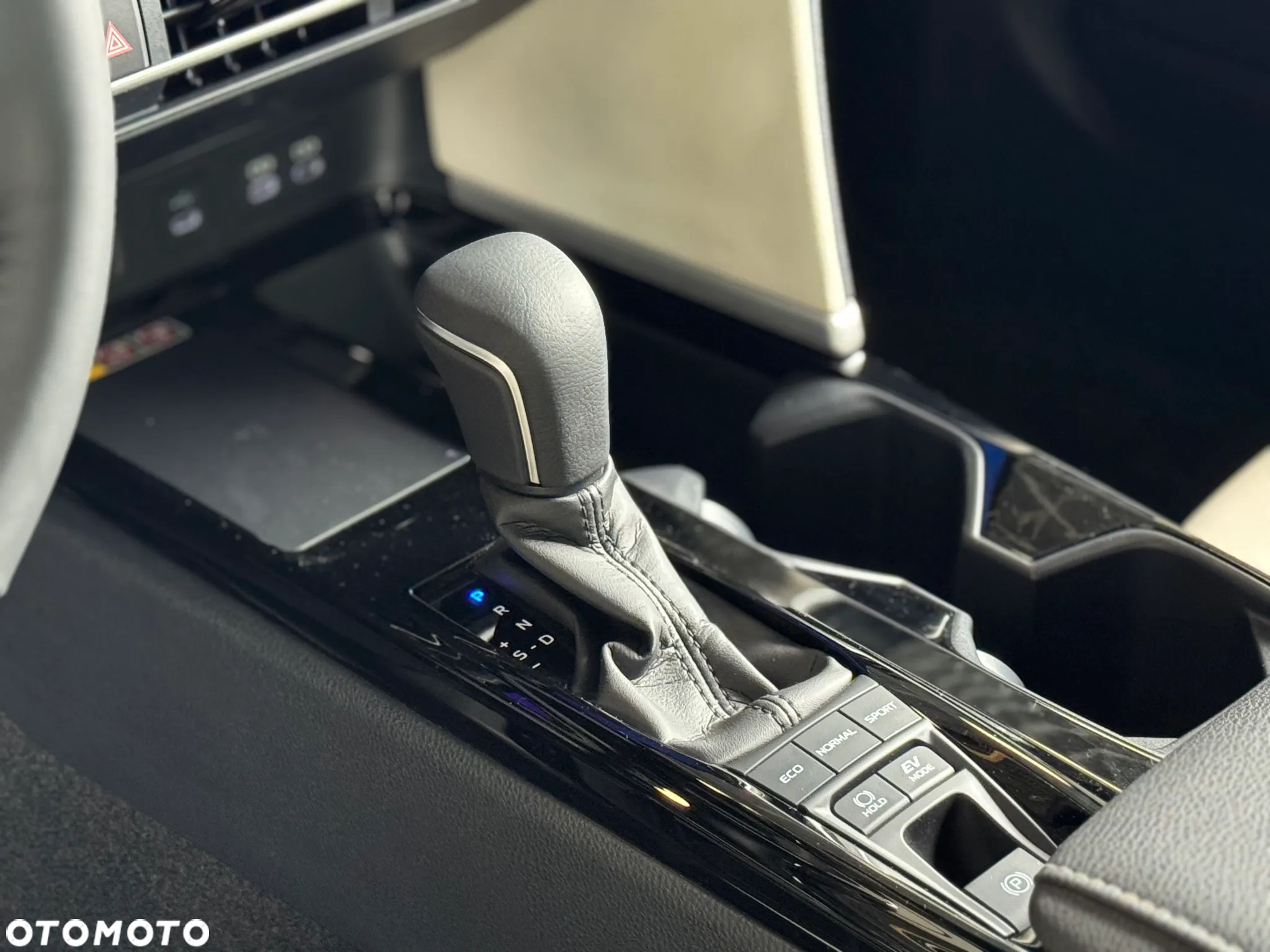 Toyota Camry 2.5 Hybrid Dynamic Force Executive e-CVT - 24