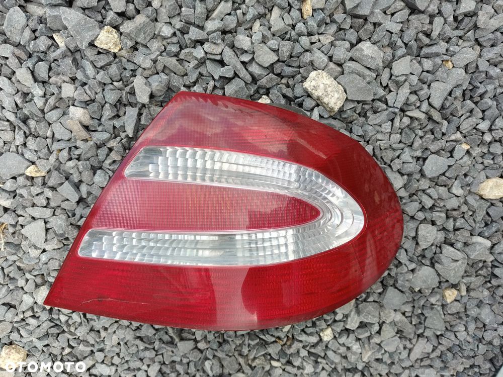 MERCEDES W209 CLK Lampa Tylna Tył Prawa Pęknięta - 2