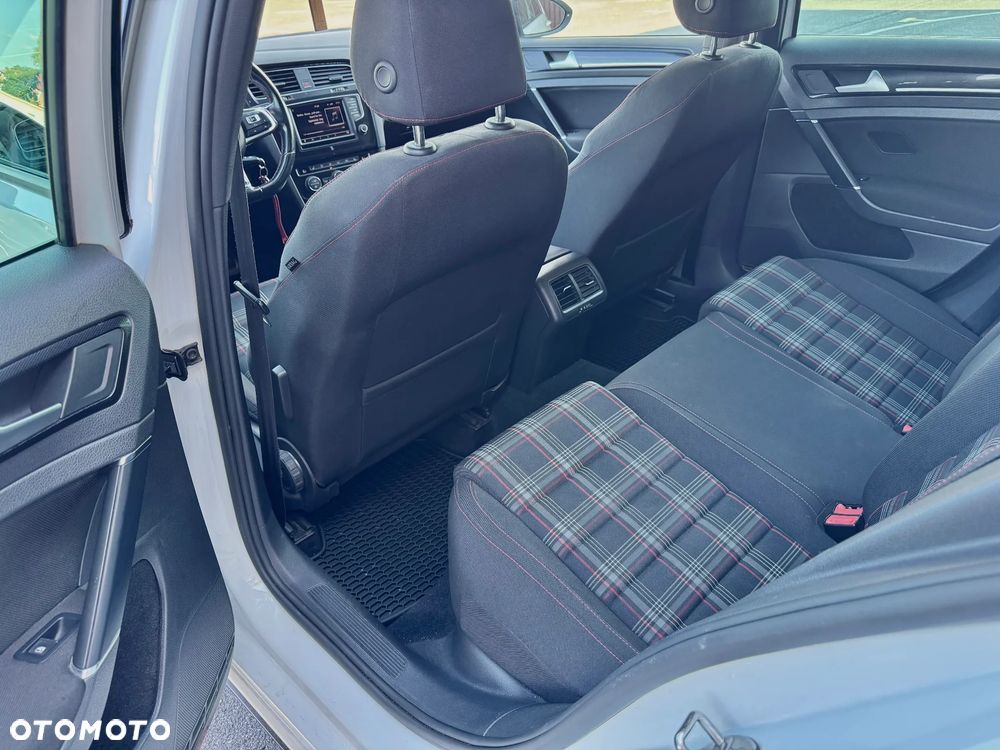 Volkswagen Golf - 18