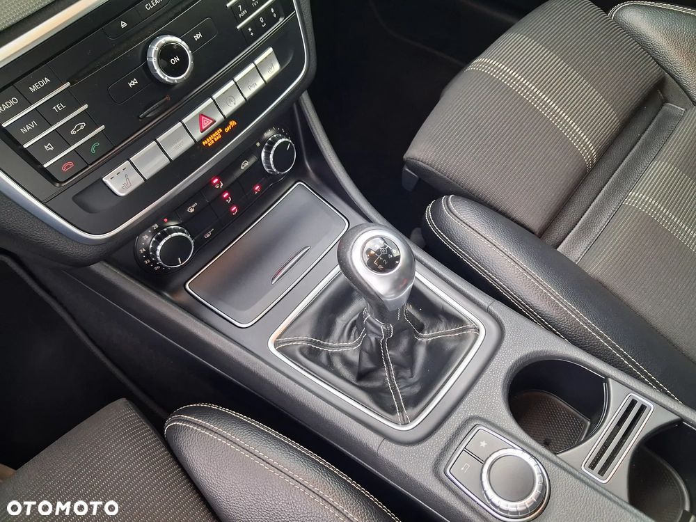 Mercedes-Benz GLA 180 AMG Line - 31
