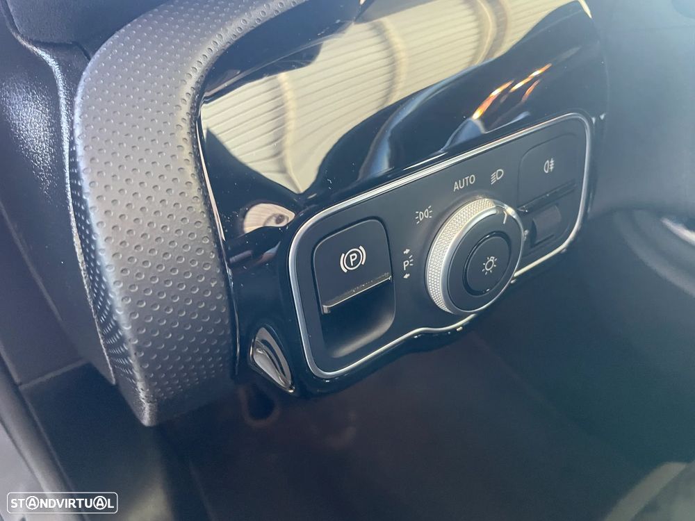 Mercedes-Benz A 250 e 8G-DCT AMG Line - 15