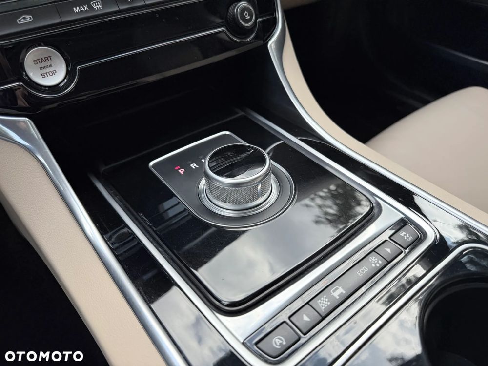 Jaguar XE 20d Prestige - 35