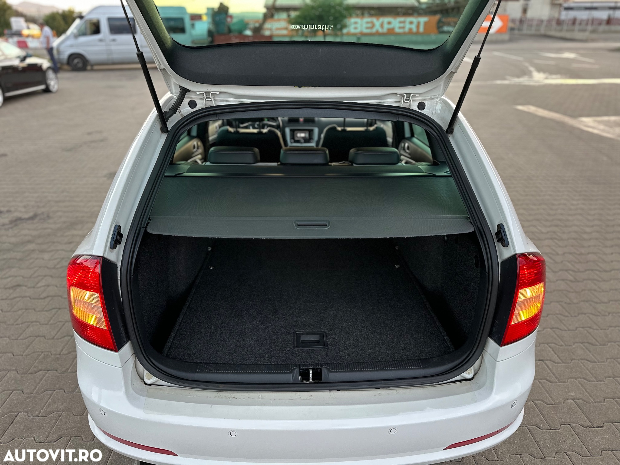 Skoda Octavia Combi 2.0 TDI DPF DSG RS - 15