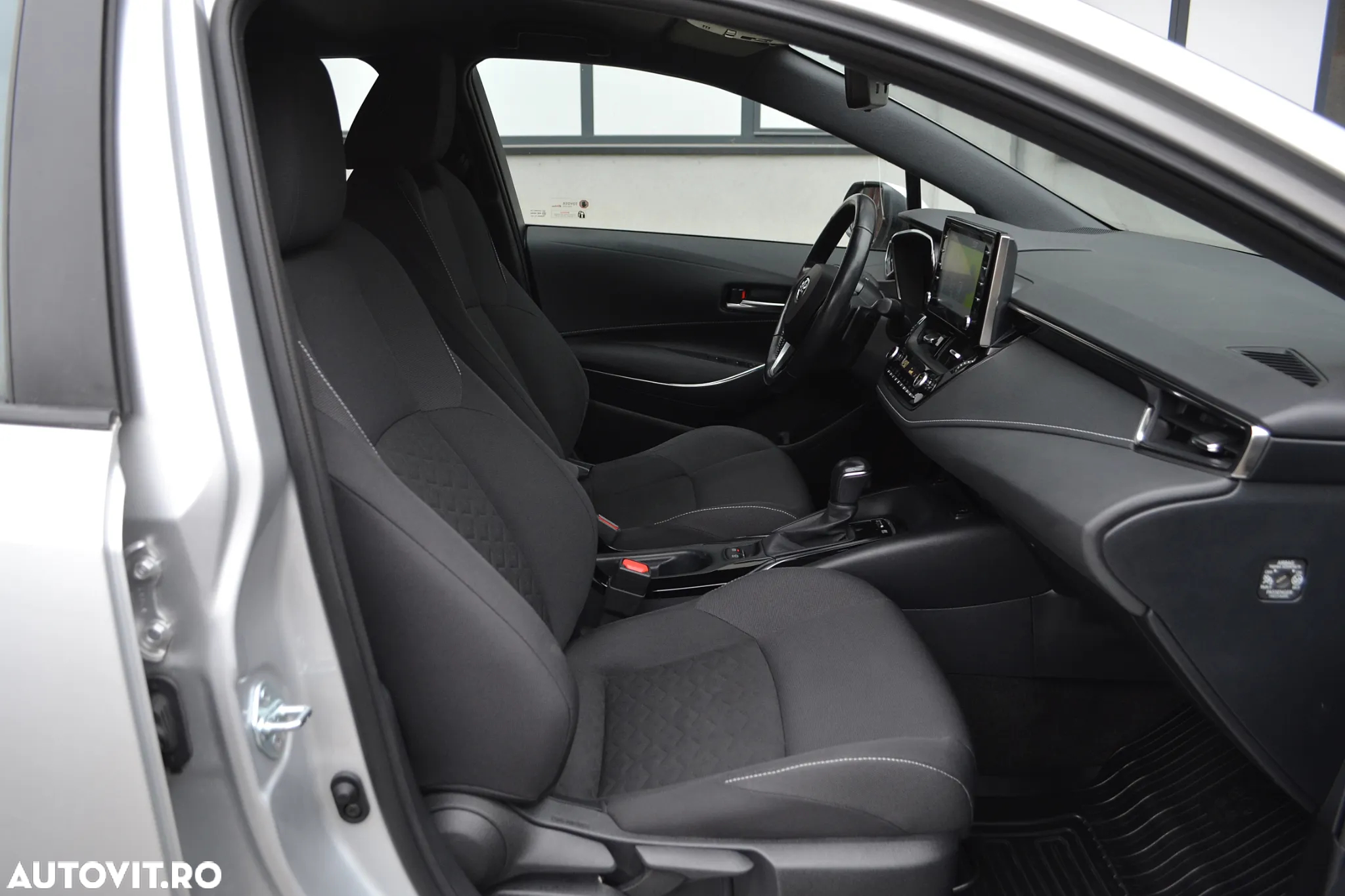 Toyota Corolla 2.0 Hybrid Lounge - 8