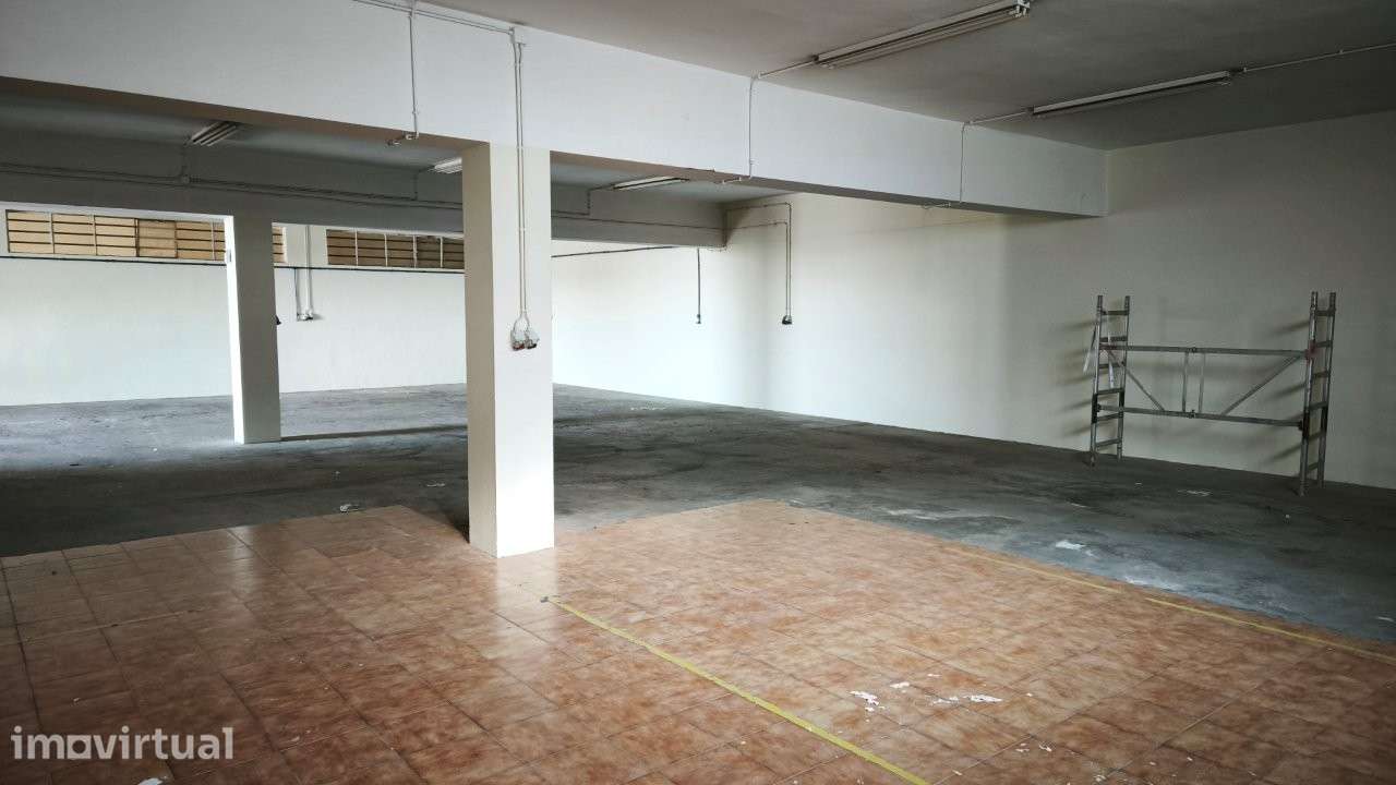 Armazém com 1100m2 área, com logradouro - Serzedo - Grande imagem: 3/21