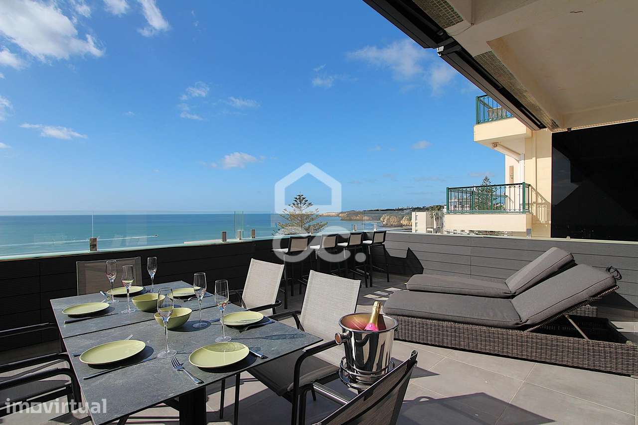 Viver Frente ao Mar, um T3 Renovado Onde o Horizonte Entra em Casa - Grande imagem: 4/60