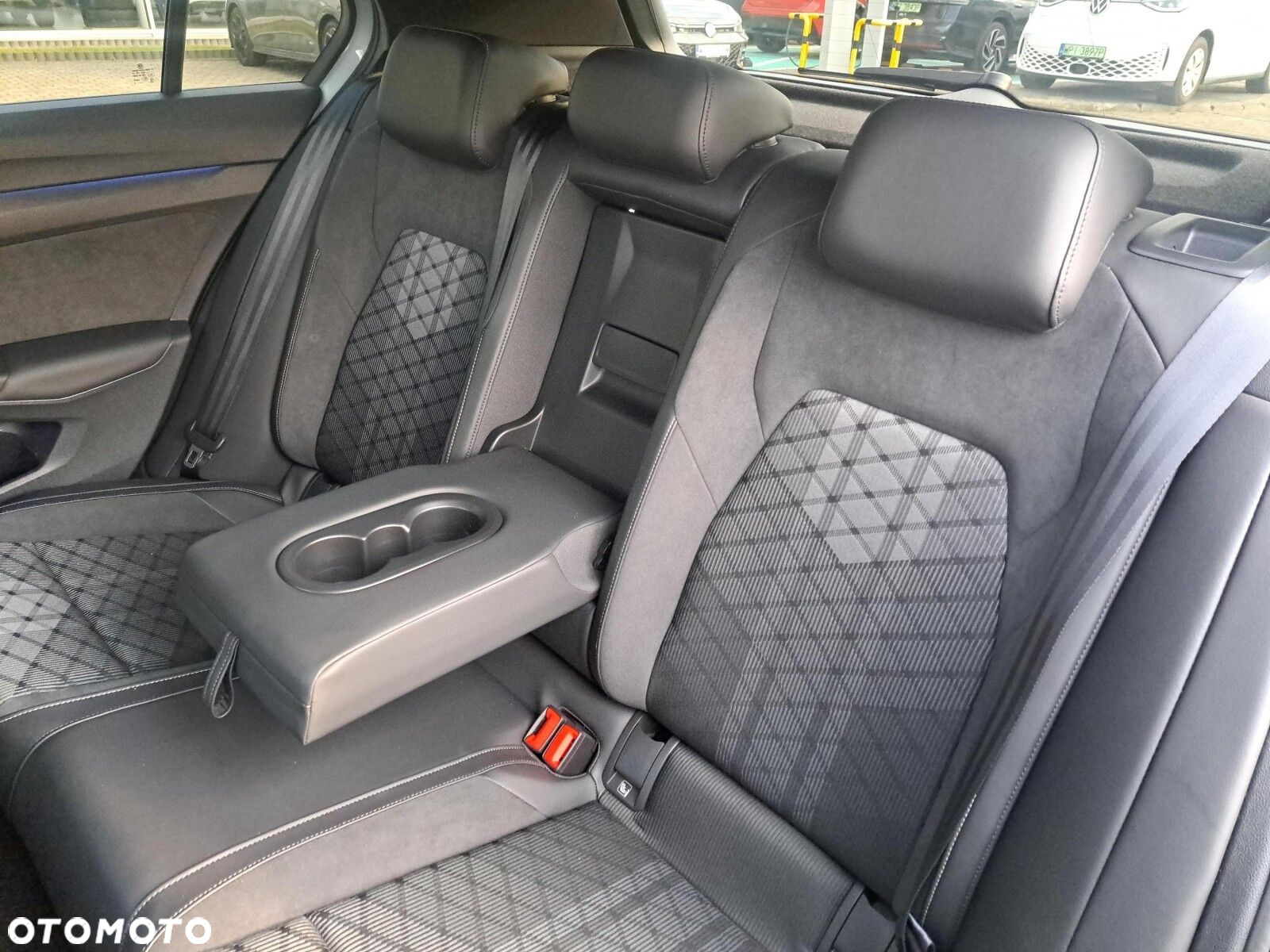 Volkswagen Golf VIII 1.5 eTSI mHEV R-Line Plus DSG - 34