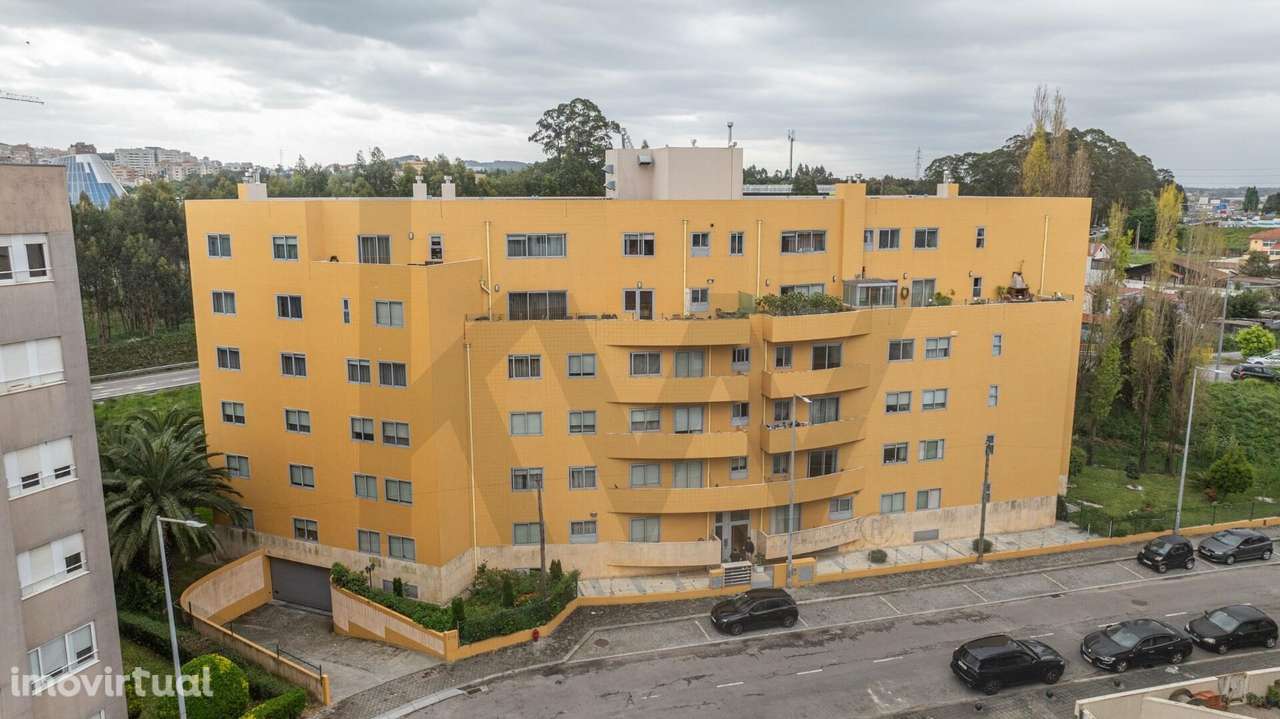 T3 com excelentes áreas e 3 lugares de garagem em Coimbrões - Grande imagem: 2/27