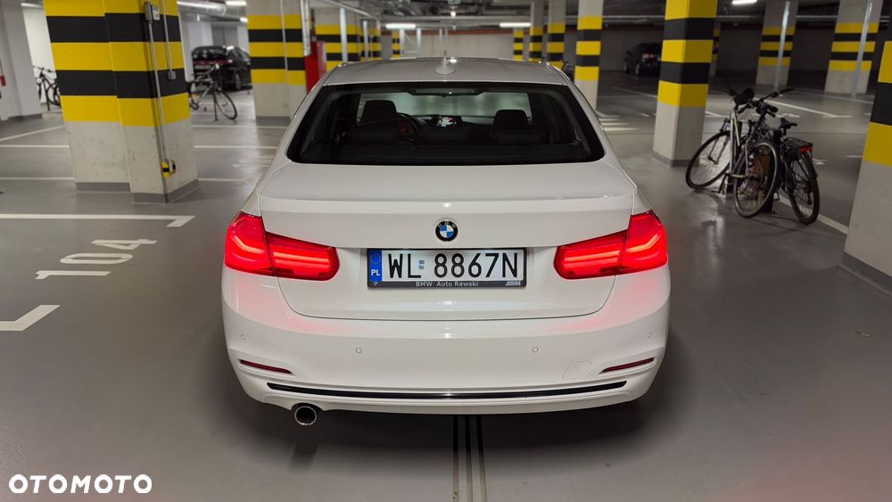 BMW Seria 3 318i Sport Line - 32