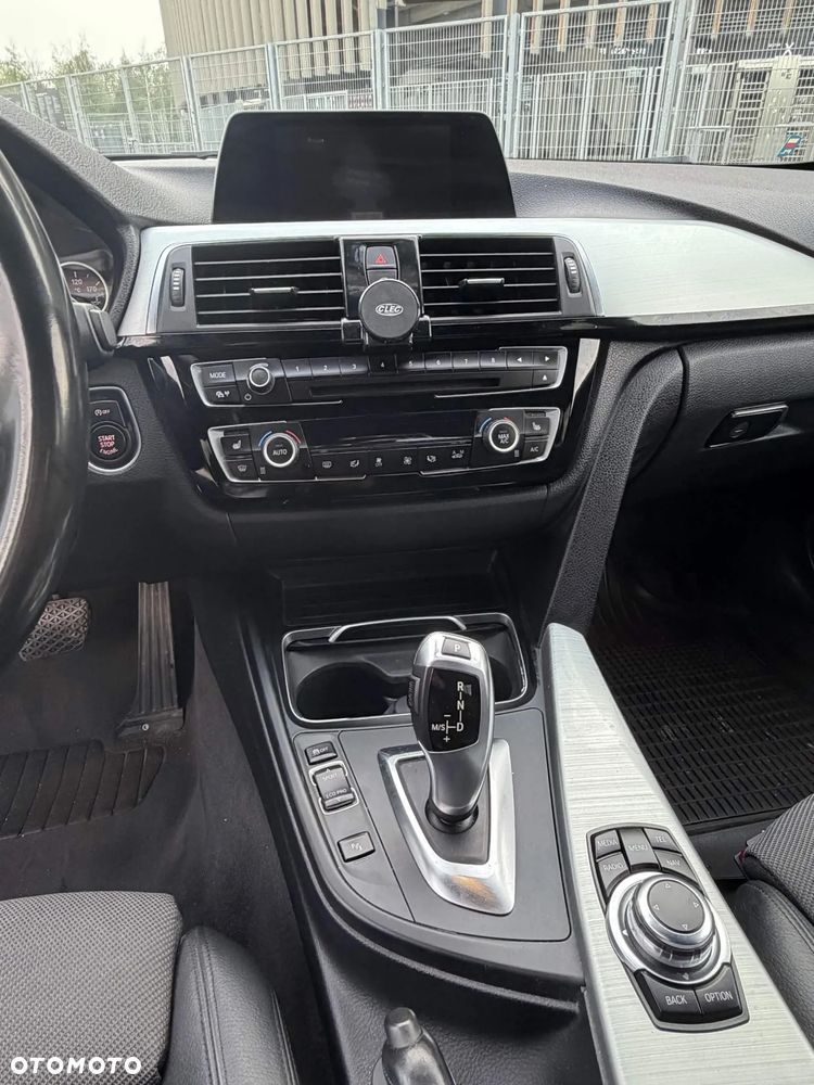 BMW Seria 3 330i xDrive Sport Line - 23