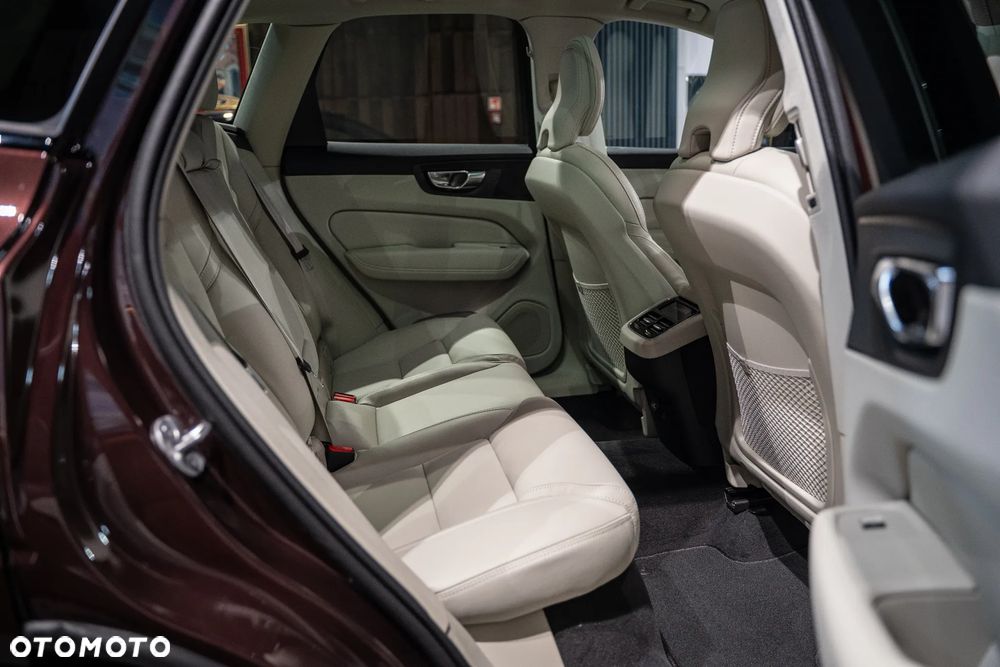 Volvo XC 60 B5 B AWD Ultra Dark - 18