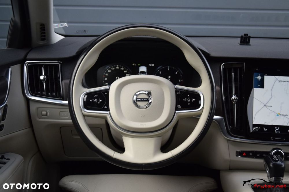 Volvo V90 Cross Country - 27