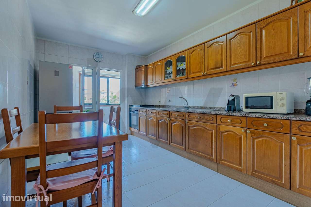 Apartamento T2 com Varandas, Garagem Fechada e elevador - Grande imagem: 2/32