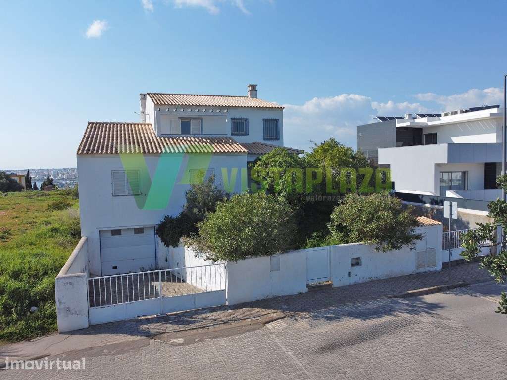 Moradia T5 com Terreno de 615m² e Vista Desafogada sobre a Cidade e... - Grande imagem: 2/58