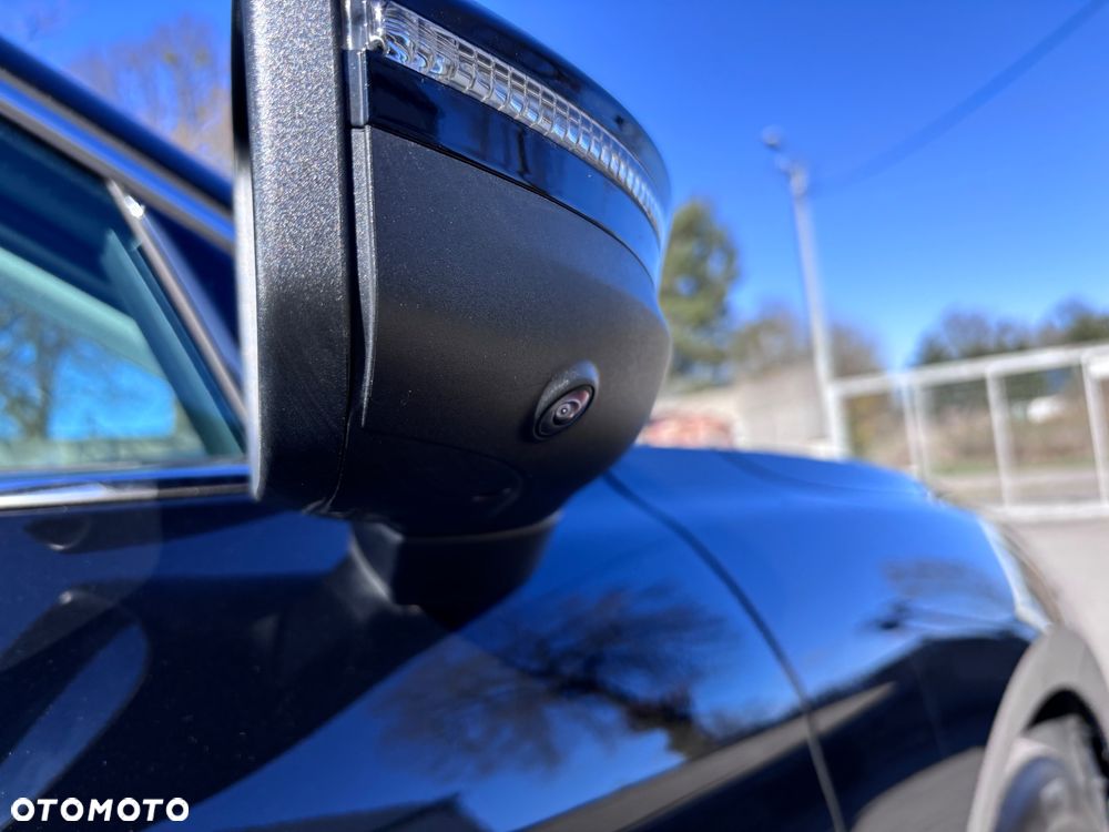 Volkswagen Passat Variant 2.0 TDI SCR 4Motion DSG Elegance - 23