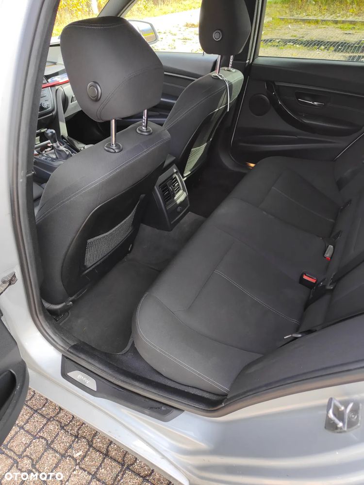 BMW Seria 3 320d DPF Edition Sport - 11