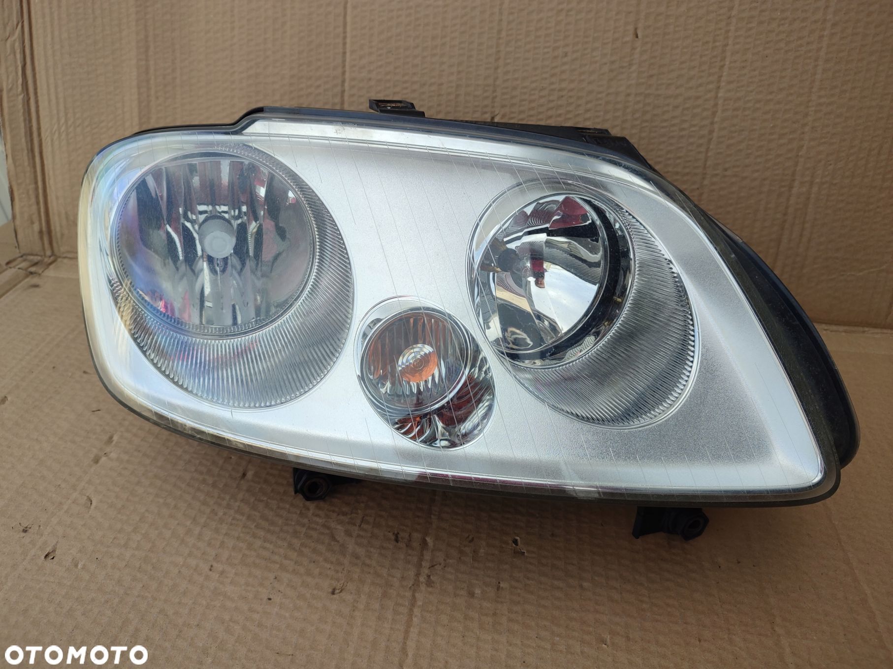 Lampa prawy przód VW CADDY III EUROPA 2K0941006B ORYGINAŁ - 1