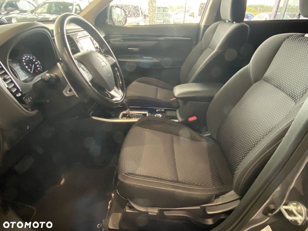 Mitsubishi Outlander - 11