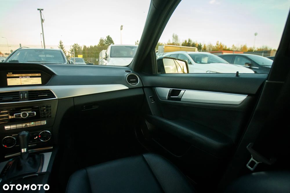 Mercedes-Benz Klasa C 350 CDI DPF (BlueEFFICIENCY) 7G-TRONIC Avantgarde - 22