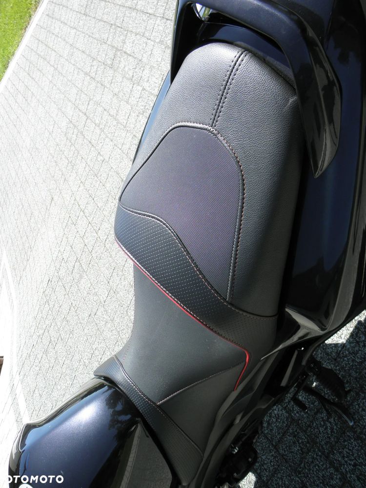 Suzuki GSR - 9