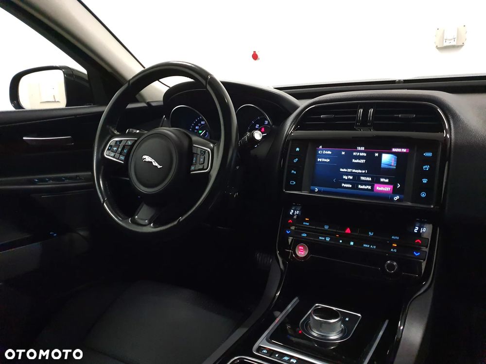 Jaguar XE 2.0 D Prestige - 11