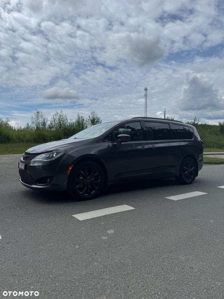 Chrysler Pacifica - 4