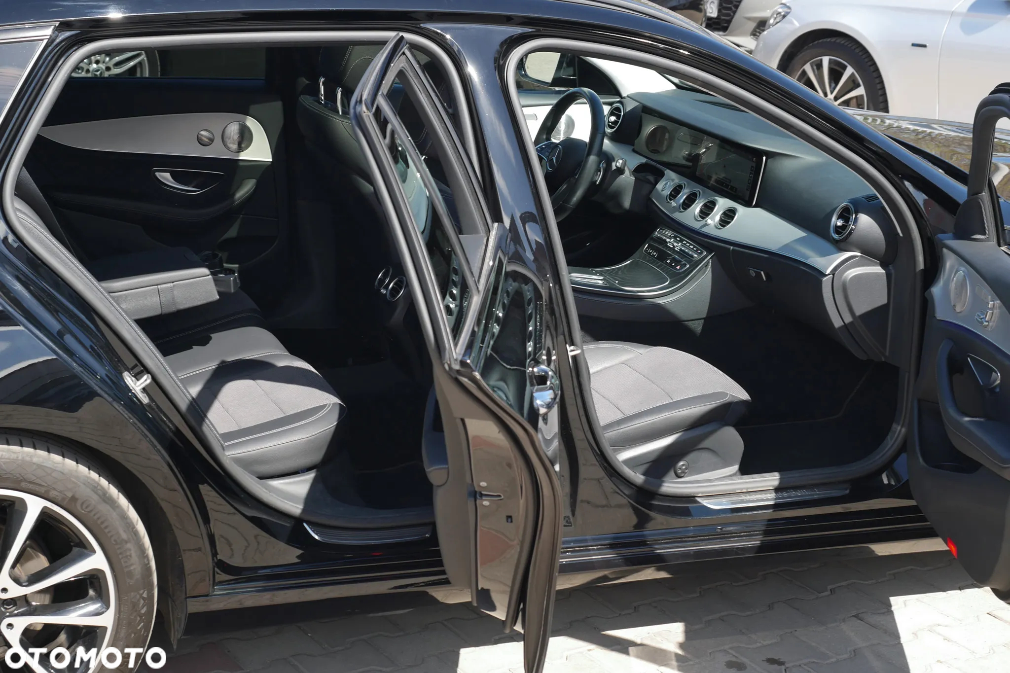 Mercedes-Benz Klasa E 220 d 4Matic T 9G-TRONIC Avantgarde - 25