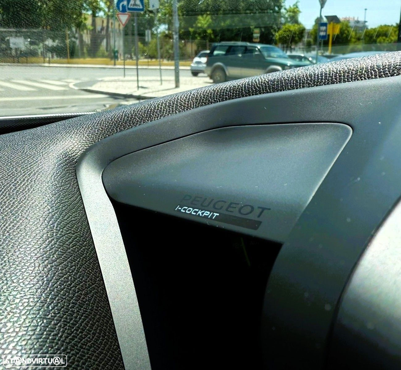 Peugeot 2008 1.2 PureTech Allure EAT8 - 17