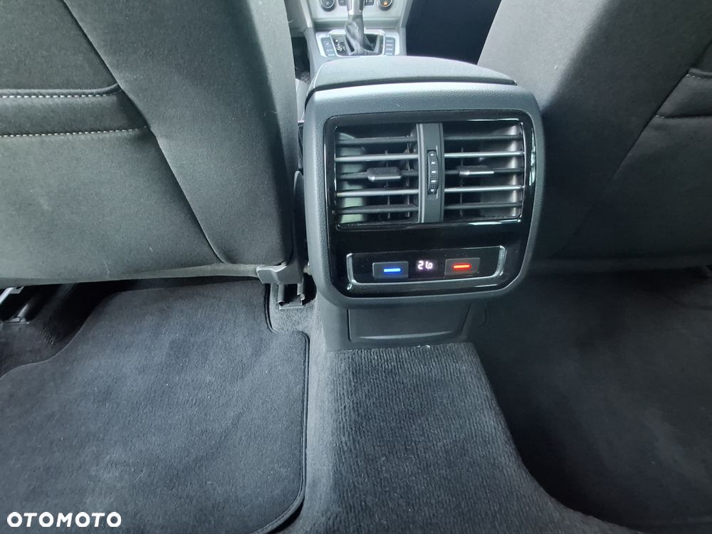 Volkswagen Passat - 12
