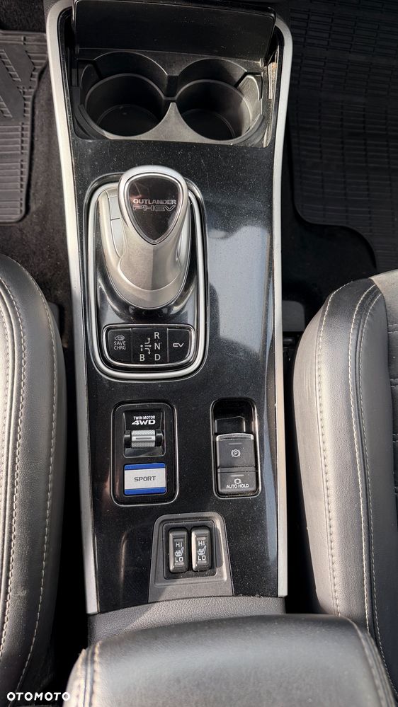 Mitsubishi Outlander - 12