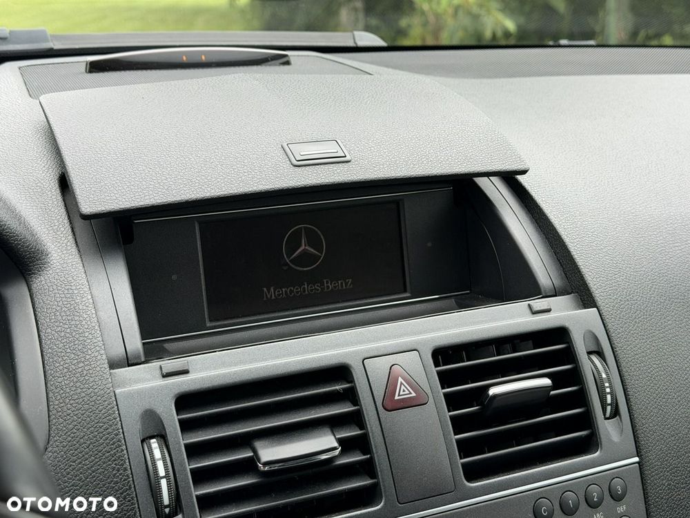 Mercedes-Benz Klasa C 180 BlueEFFICIENCY 7G-TRONIC Elegance - 24