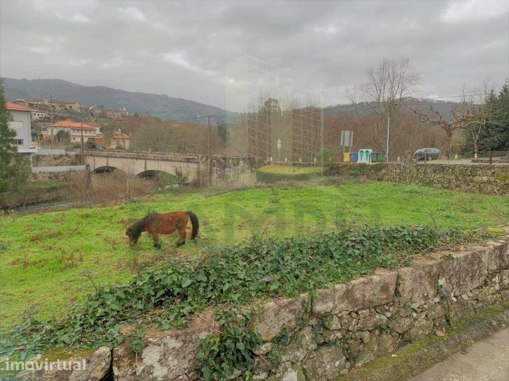 Fantástica propriedade a confrontar com o Rio Coura - Grande imagem: 4/32