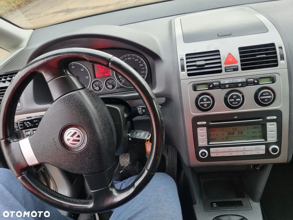 Volkswagen Touran 2.0 TDI Highline - 24