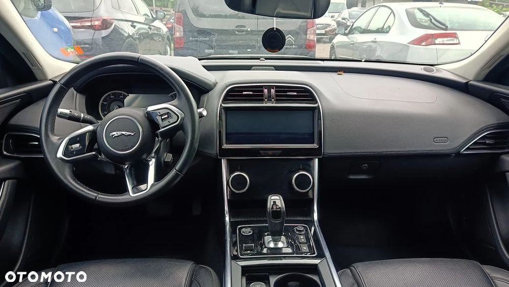 Jaguar XE 2.0 D180 R-Dynamic HSE - 7