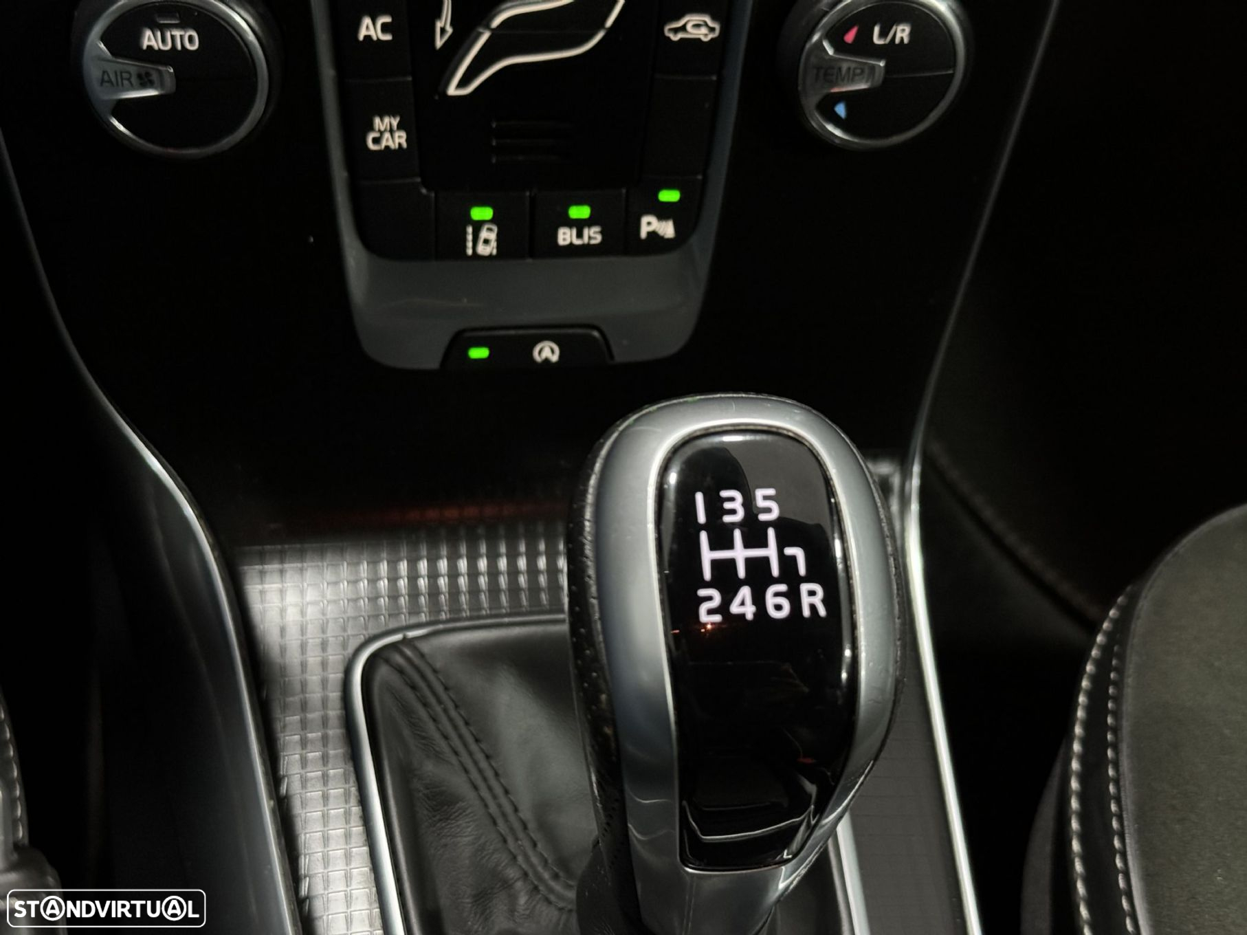 Volvo V40 2.0 D2 R-Design - 25