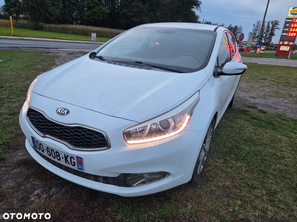 Kia Ceed 1.6 CRDi 128 Dream Team Edition - 4