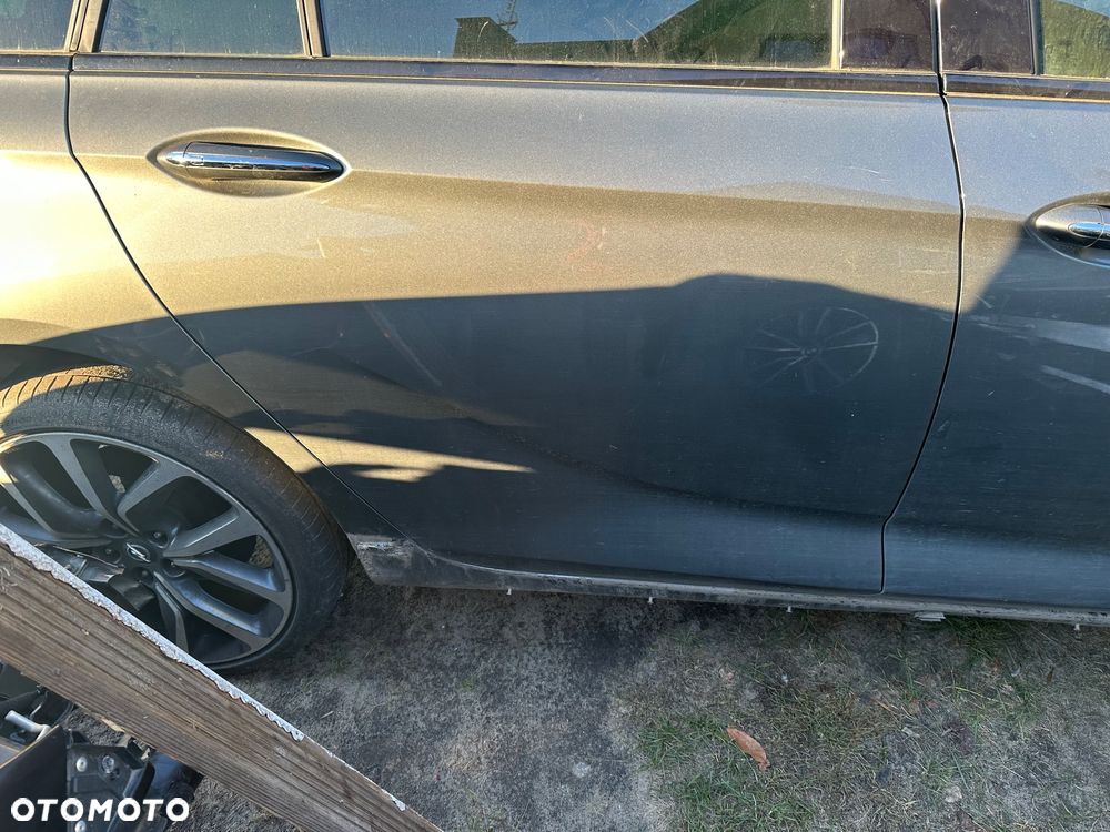 Drzwi Opel Insignia B Kombi Z10A w kolor