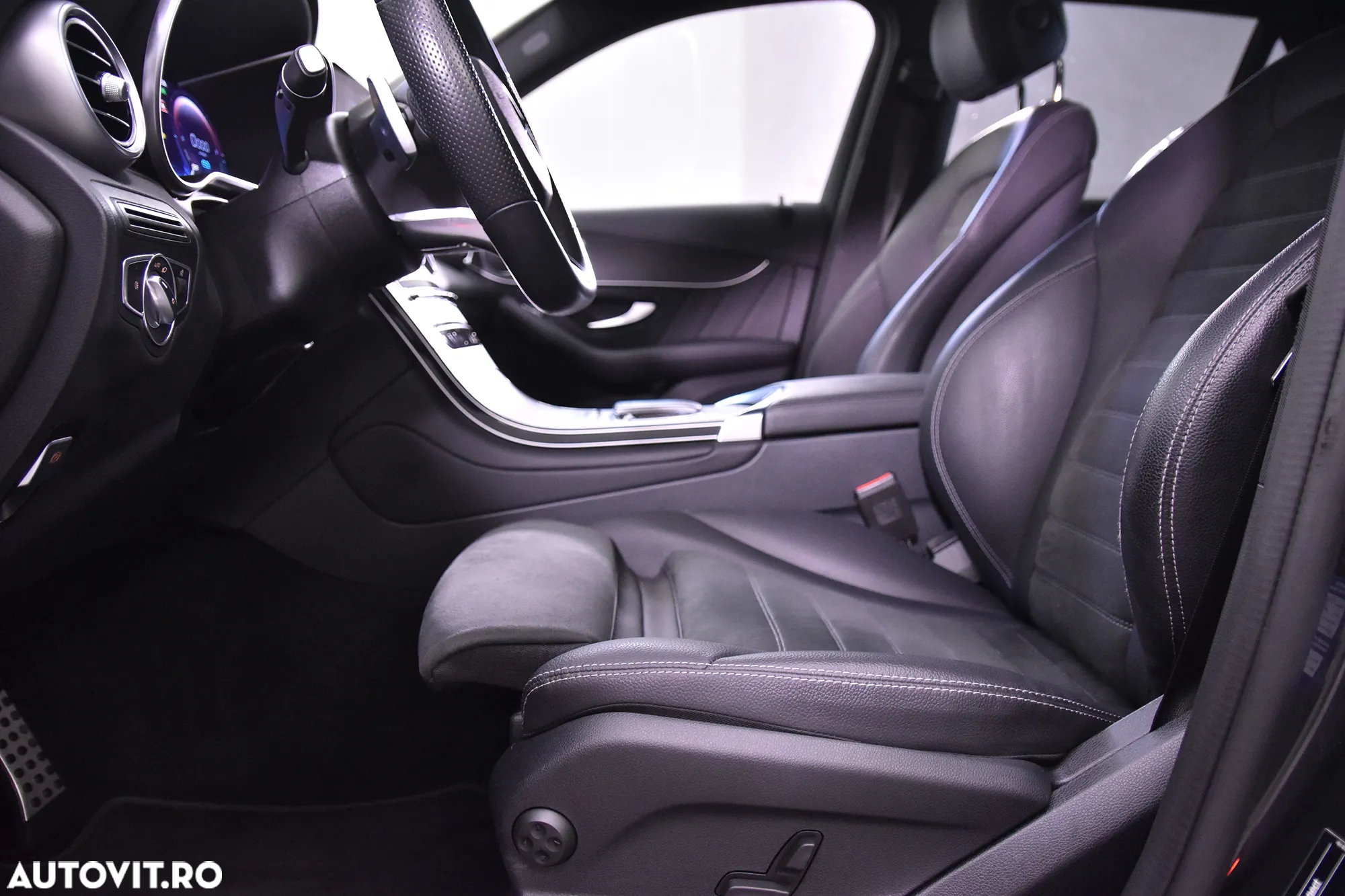 Mercedes-Benz GLC 300 e 4Matic 9G-TRONIC AMG Line - 24