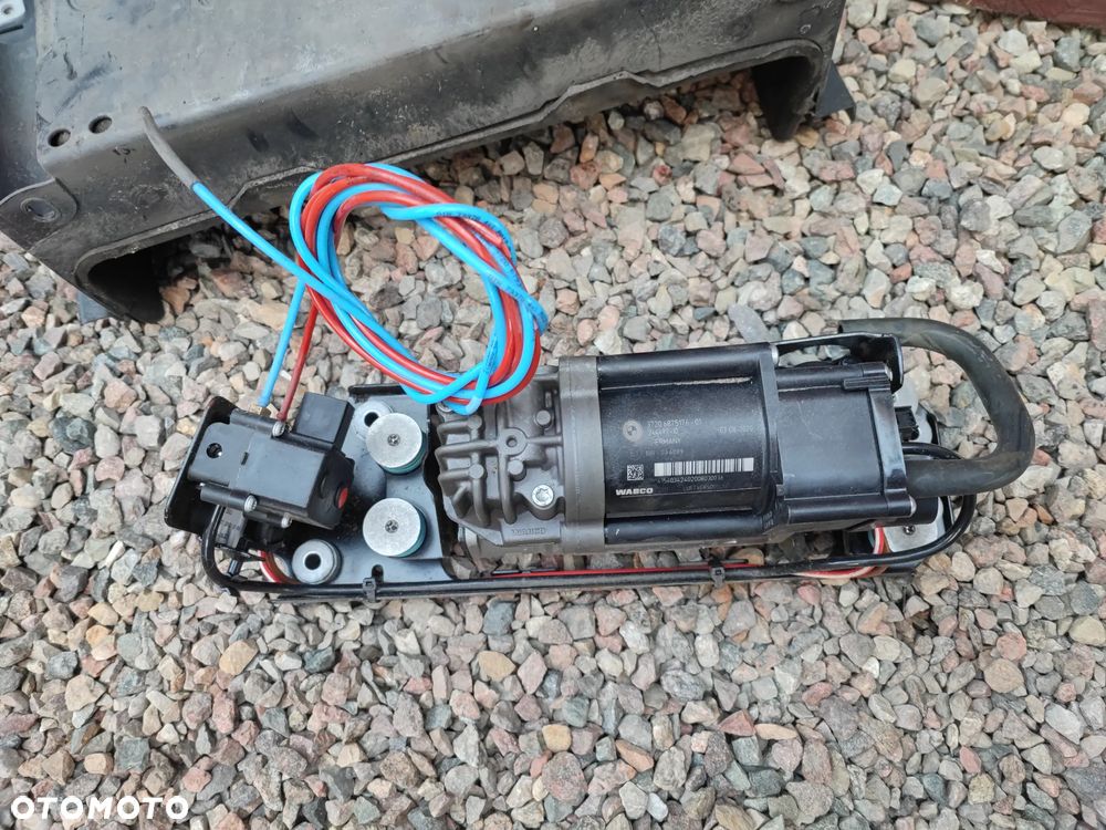 BMW F11 / F11N / F01 / F02 / F04 / F07 / ORYGINALNY KOMPRESOR ZAWIESZENIA NIVO / SPRĘŻARKA ZAWIESZENIA + OBUDOWA O NR. 6 875 176 / 6 794 465 / 6 789 450 / 6 789 165 OEM W DOBRYM STANIE - 2