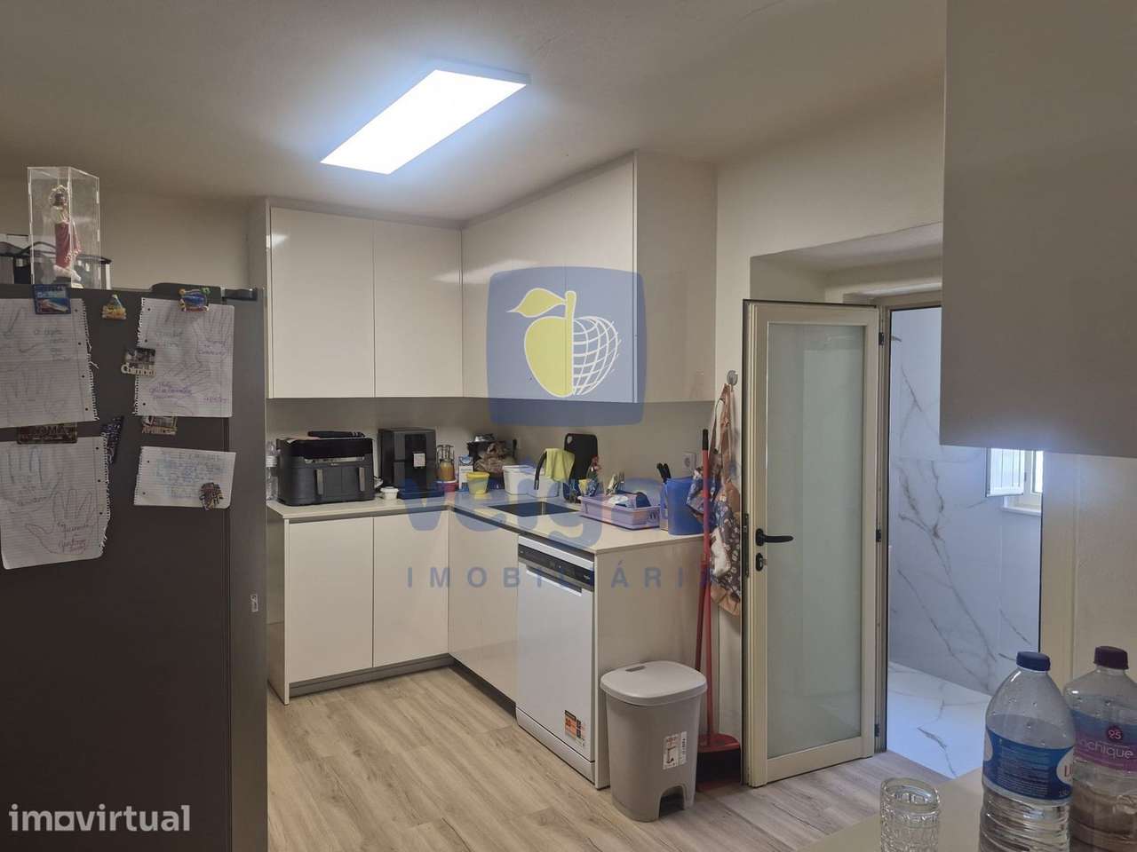Moradia T4 com 4.700 m² de terreno, terraço e lareira - Grande imagem: 2/28
