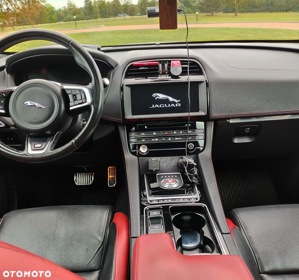 Jaguar F-Pace S AWD - 18