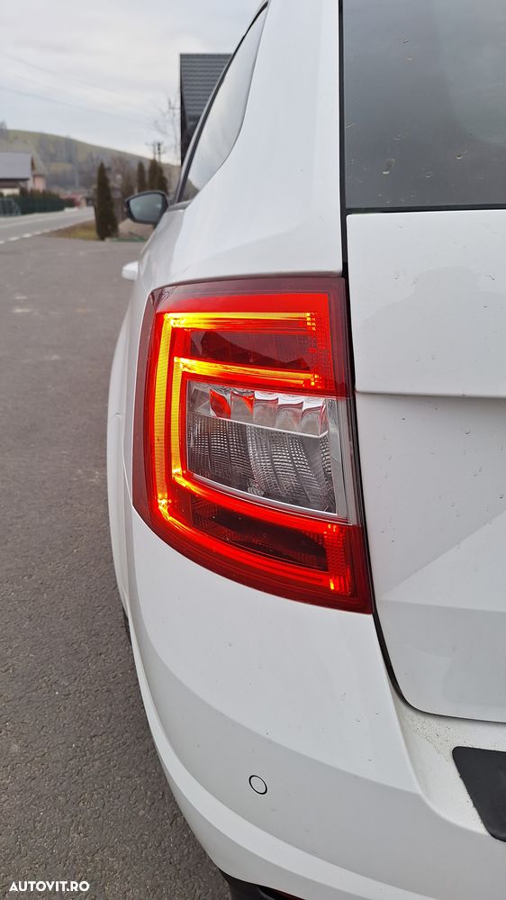 Skoda Octavia Combi 2.0 TDI DSG RS - 14