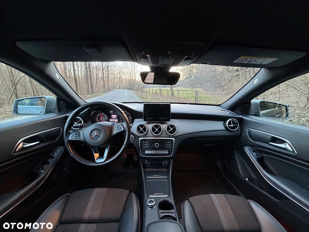 Mercedes-Benz CLA 180 7G-DCT UrbanStyle Edition - 24