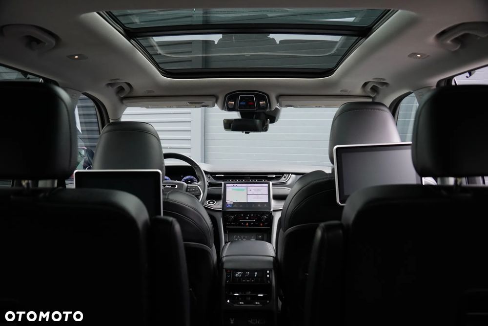 Jeep Grand Cherokee - 38