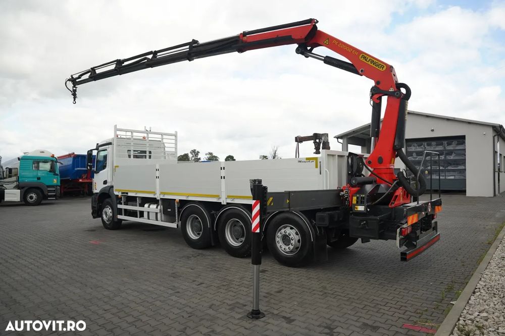 Mercedes-Benz AROCS 3246 / TRIDEM / 8X4 / LIVRARE - 7,3 M / PODEA REZISTENTĂ / Cuplaj PALFINGER PK 22 002 / Rază de acțiune: 14,5 / FURCĂ PENTRU PALEȚI / - 4