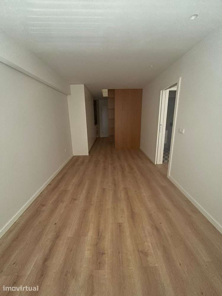 Apartamento T1+1 Duplex a 300 metros da Estação do Metro da Trindade - Grande imagem: 2/12