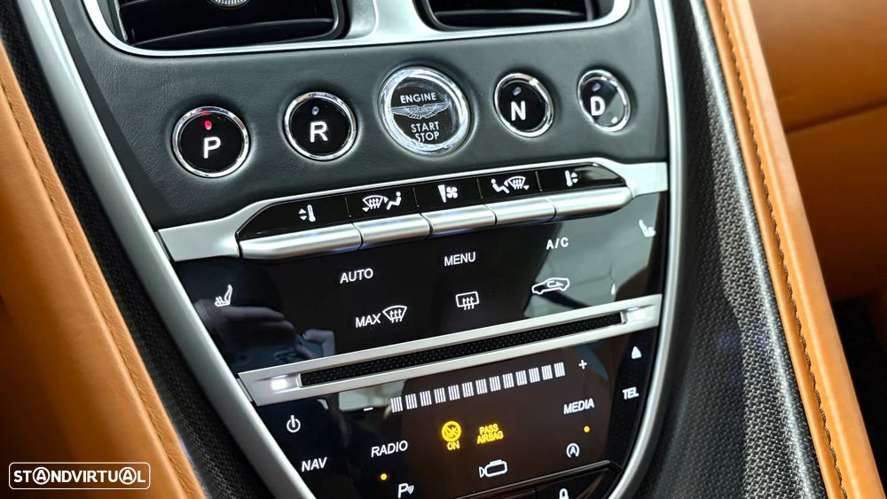 Aston Martin DB11 Coupé - 31