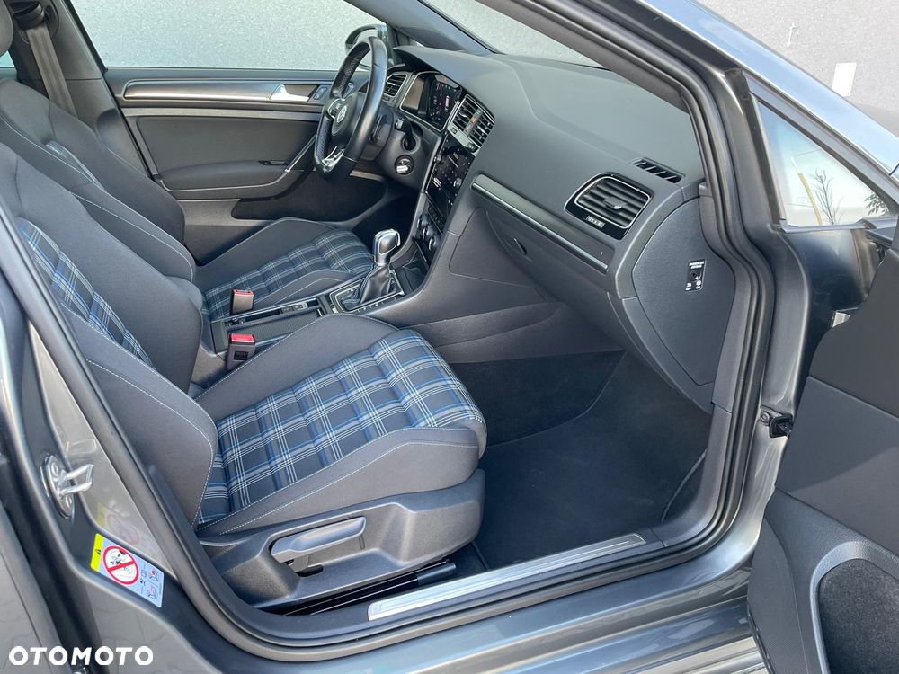 Volkswagen Golf - 21
