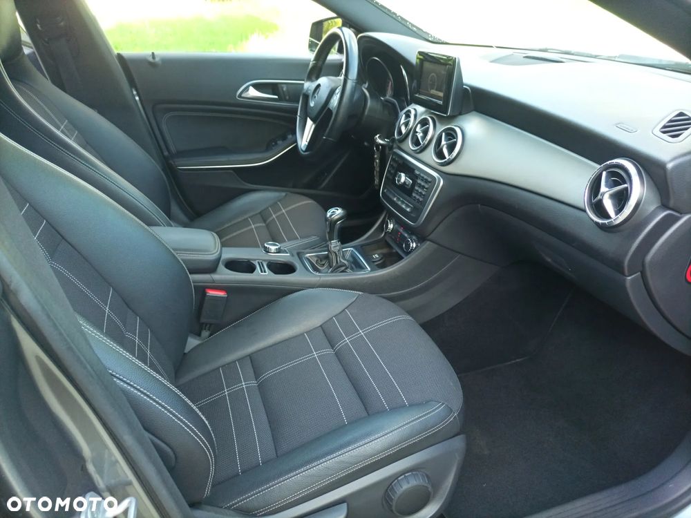 Mercedes-Benz CLA 180 AMG Line - 18