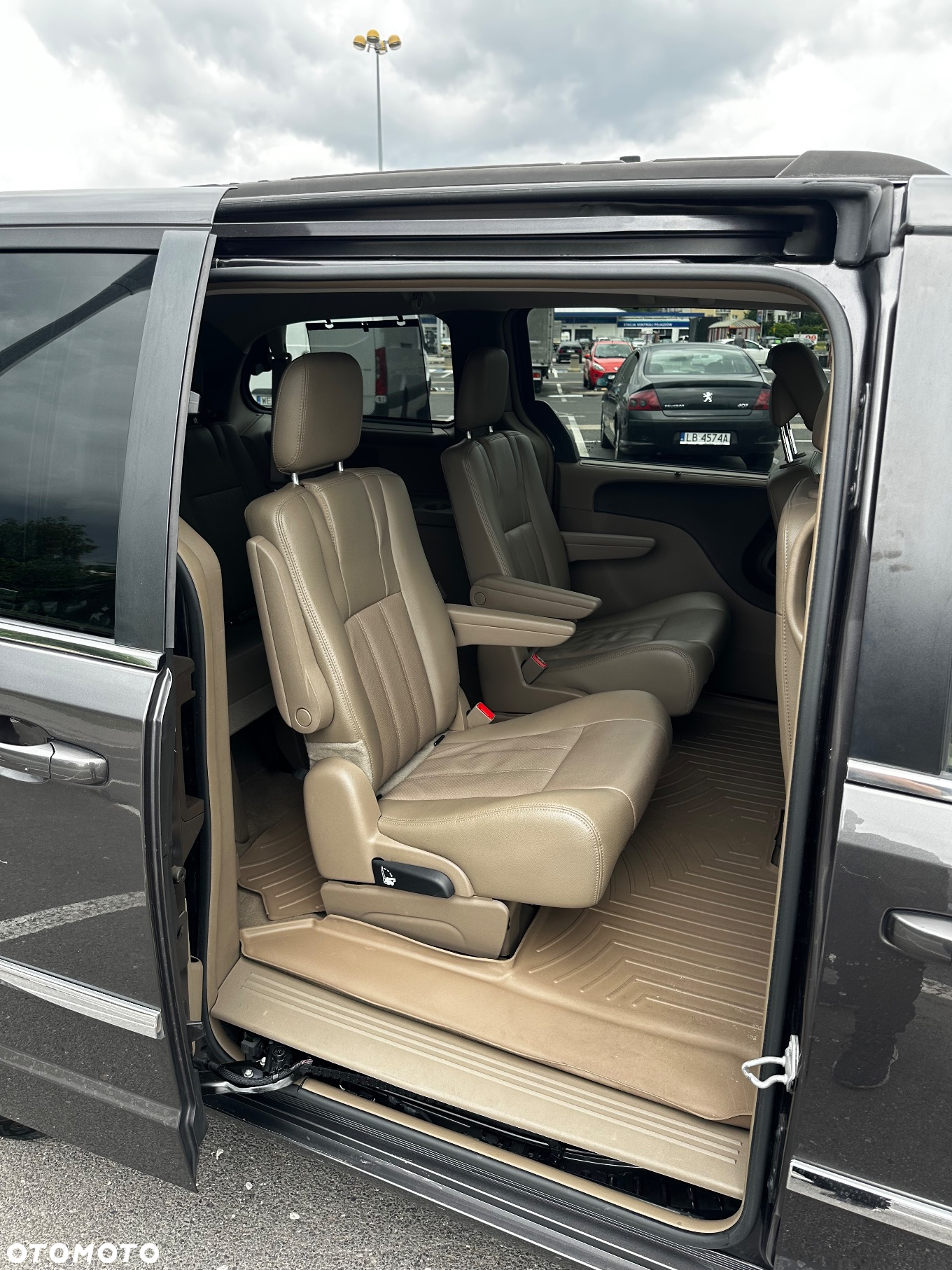 Chrysler Town & Country 3.6 Limited - 11